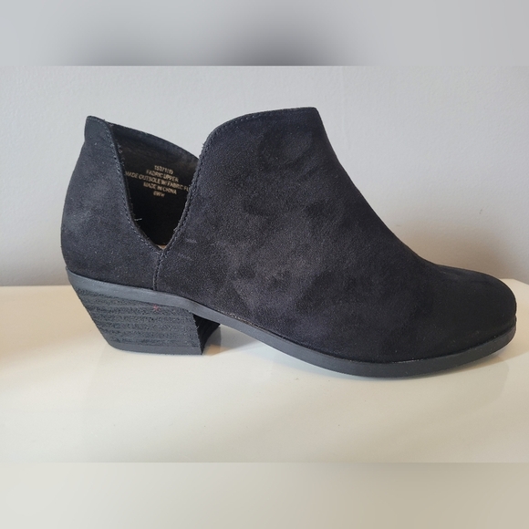 Torrid Black Faux Suede Vcut Bootie, BNWT, Size 6 - Picture 8 of 11